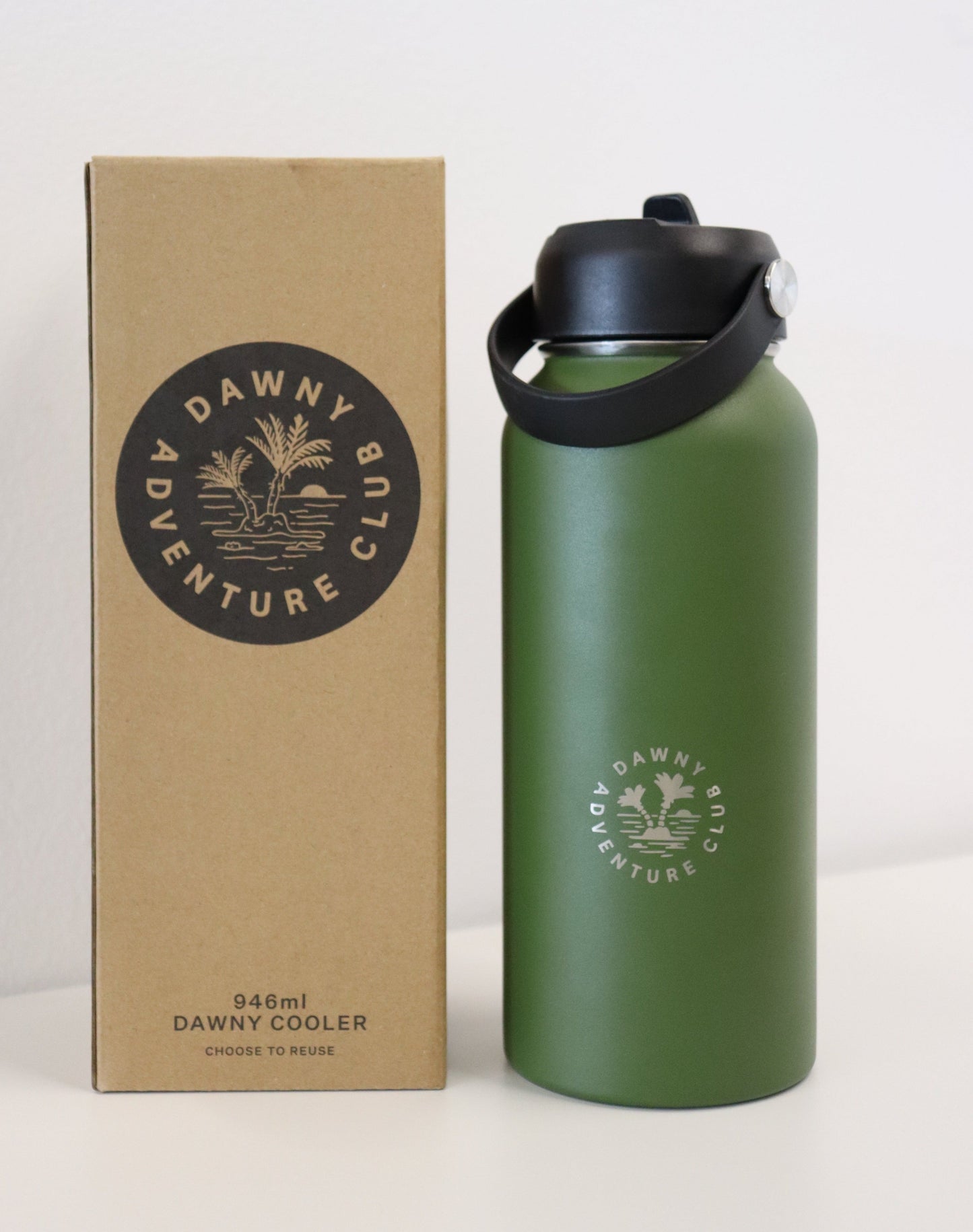 A green LEEFIELD STATION DRINK BOTTLE by Marisco Family Vineyards, made from BPA-free materials, sits next to a matching cardboard box. Crafted from reusable stainless steel with dual-walled insulation, the bottle includes a black handle, with "946 ml Dawny Cooler" prominently displayed on the packaging.