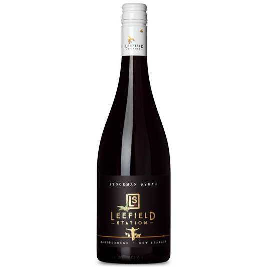 A bottle of LEEFIELD STATION STOCKMAN SYRAH, in dark glass with a white cap. Its label features a horse and highlights its origin from Marlboroughs Waihopai Valley, New Zealand.